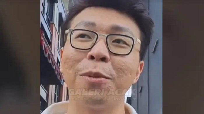 Penampilan Dokter Richard Lee baru-baru ini saat diinterviu oleh wartawan jadi pembicaraan hangat. Sebab, dalam video wawancara tersebut, wajahnya tampak banyak luka pascajerawat atau yang umum disebut dengan bopeng.