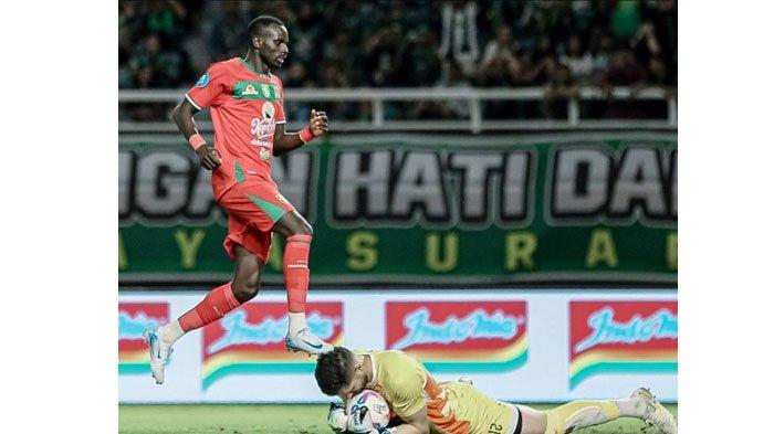 Penampilan pemain Persebaya Surabaya, Flavio Silva saat laga Persebaya vs PSS Sleman di Stadion GBT Surabaya, Minggu (11/8/2024) malam.