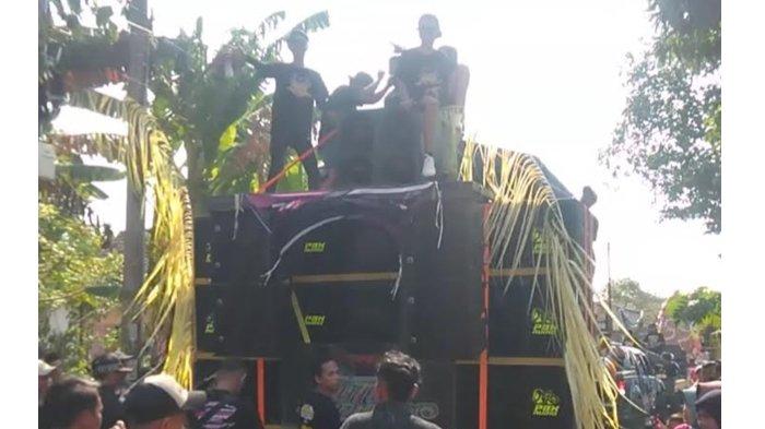 SOUND HOREG - Penampilan sound horeg di Sumbermulyo, Kecamatan Jogoroto, Kabupaten Jombang, Jawa Timur, Jumat (18/7/2025).