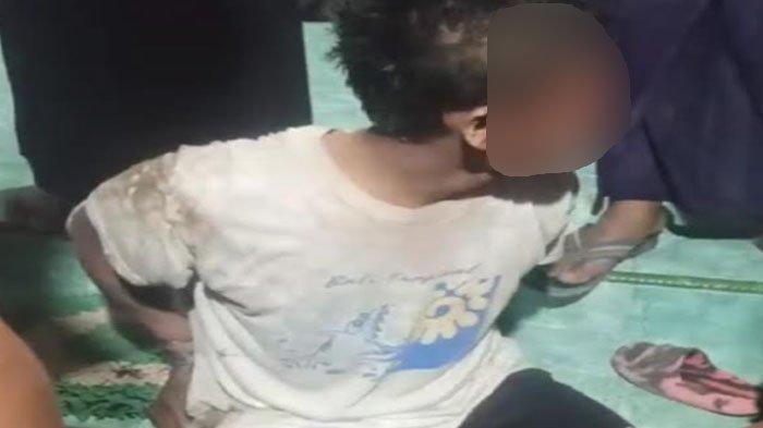 Pencuri tomat saat diamankan warga di Situbondo, Selasa (14/5/2024) malam