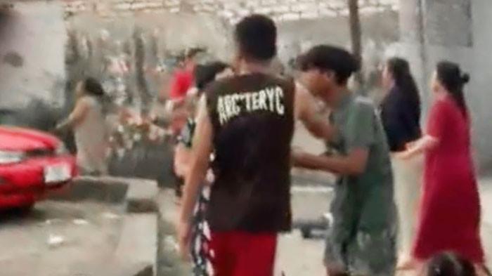PENGAMEN CURI HP : Salah seorang pengamen (kaos biru) menjadi luapan amarah warga setelah bersama tiga rekannya kepergok mencuri handphone (HP) saat mengamen di depan rumah korban, YI (59), warga Kampung Pancar, Desa/Kecamatan Burneh, Kabupaten Bangkalan pada Kamis (23/7/2025) menjelang petang