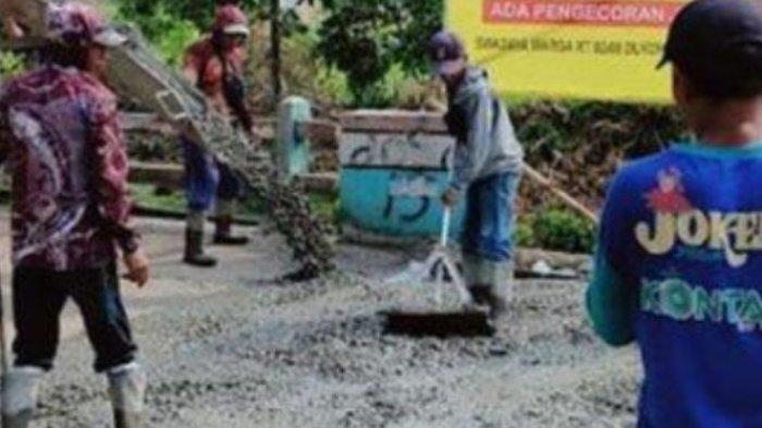 Pengecoran jalanan rusak yang dilakukan secara mandiri oleh masyarakat di Pekalongan Jawa Tengah.
