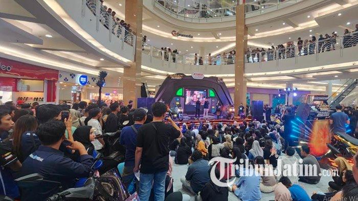 Pengunjung memadati Pameran Yamaha NMAX Turbo di Main Atrium Royal Plaza Surabaya, mulai 15-21 Juli 2024.