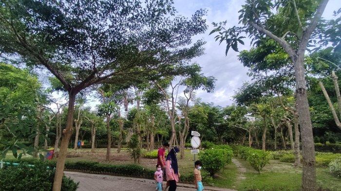 TAMAN BERSERTIFIKAT - Pengunjung memanfaatkan Taman Flora dan Taman Harmoni untuk beraktifitas beberapa waktu lalu. Dari 169 taman yang ada di Kota Surabaya, 6 diantaranya akan diajukan untuk mendapatkan sertifikat 