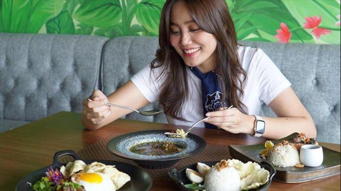 Pengunjung menikmati menu Rawon Kikil di Grand Swiss-Belhotel Darmo Surabaya.