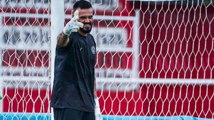 PEMANASAN - Penjaga Gawang Arema FC, Lucas Frigeri saat melakukan pemanasan sebelum pertandingan menghadapi PSS Sleman di pekan 23 Liga 1 2024/2025, Senin (17/2/2025). Lucas Frigeri masih memiliki kans untuk bisa tampil saat menghadapi laga Arema FC vs PSIS Semarang.