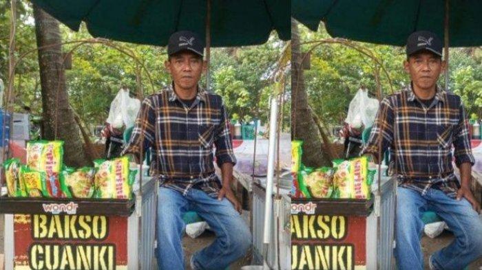 SUKSES SEKOLAHKAN ANAK - Sutarno ketika ditemui berjualan di pesisir Pantai Pangandaran, Jawa Barat, Sabtu (14/6/2025). Akhirnya, Sutarno berhasil menyekolahkan anak-anaknya hingga sarjana dan sang anak bisa beli rumah senilai ratusan juta.