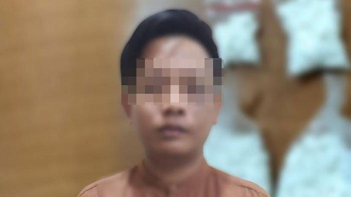 Penjual bawang yang nyambi jadi pengedar pil koplo saat diamankan Satreskoba Polres Probolinggo Kota.