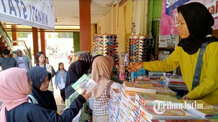 Sambut Tahun Ajaran Baru, Toko Peralatan Sekolah di Tuban Diserbu