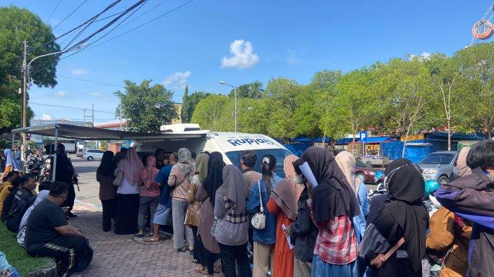 Penukaran yang baru di mobil kas Bank Indonesia (BI) Kediri di Ponorogo diserbu warga, Rabu (3/4/2024), ada yang rela jau-jauh dari Magetan.