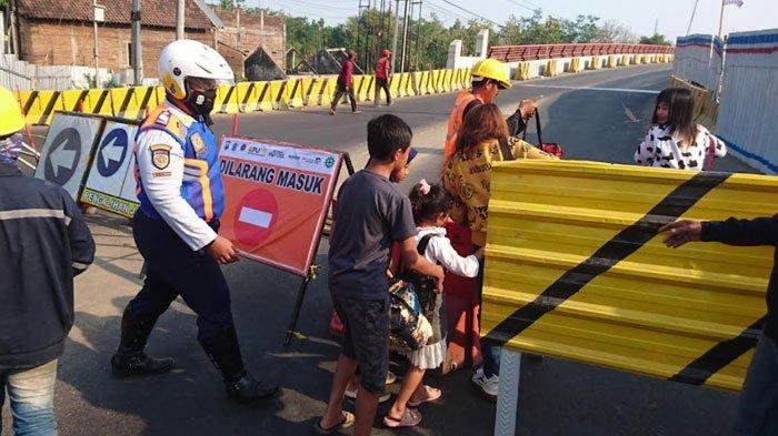 Penutupan Jembatan Ngujang 1 Tulungagung 2 September lalu, untuk pengecoran lantai jembatan