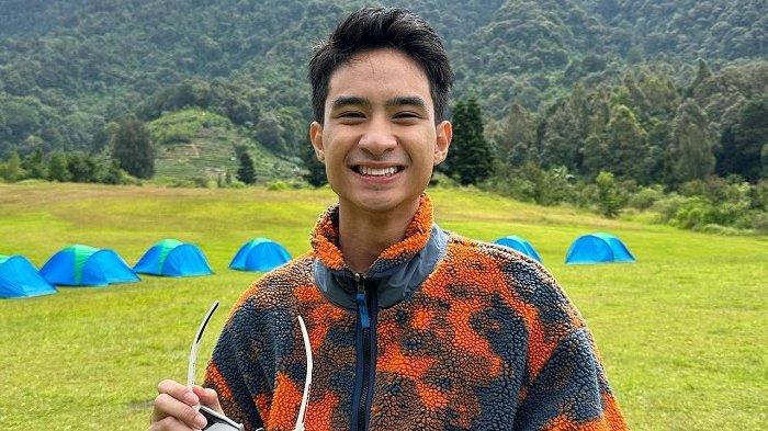 Penyanyi Devano Danendra comeback dengan merilis single baru berjudul Surat Hati.