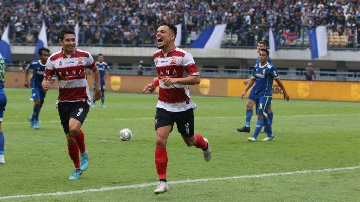 Penyerang Madura United, Lulinha saat selebrasi usai cetak gol ke gawang Persib Bandung.