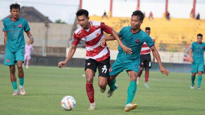 Penyerang Madura United, Malik Risaldi berduel dengan pemain Persita di Stadion Gelora Bangkalan, Madura, Rabu (6/3/2024) sore. Laga berakhir 3-2 untuk Madura United.