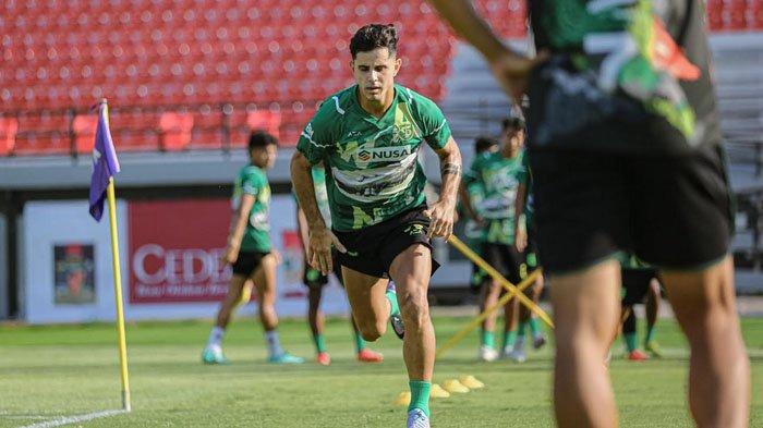 Penyerang sayap Persebaya Surabaya, Bruno Moreira saat di sesi latihan tim di Lapangan Gelora Trisakti, Legian Bali, Rabu (18/10/2023) sore.