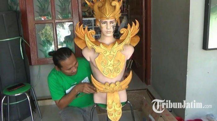 Pengerjaan kostum karnaval di rumah Arifin Kelurahan Gedongombo, Kecamatan Semanding, Tuban. Perajin kostum karnaval sedang kebanjiran pesanan saat momen Agustusan.
