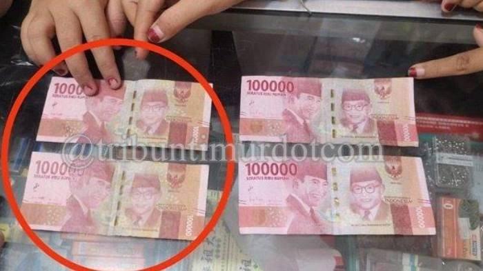 Perbandingan uang palsu (dilingkari) dan uang asli. Uang palsu tersebut ditemukan Bank Indonesia saat sosialisasi di Pasar Burung-Burung, Gowa, Sulsel, Selasa (31/12/2024). Belum diketahui dari mana warga memperoleh uang palsu tersebut.