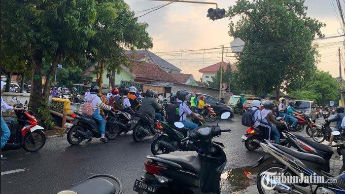Perempatan Jalan Kaliwungu Jombang yang Dikeluhkan Kerap Macet dan Rawan Kecelakaan