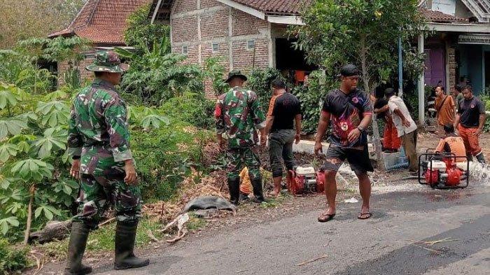Tim gabungan bersama masyarakat kerja bakti membersihkan tumpukan sampah, dalam artikel berjudul Periksa Toko yang Terendam Banjir, Warga Magetan Nyaris Tewas Tersetrum Listrik''