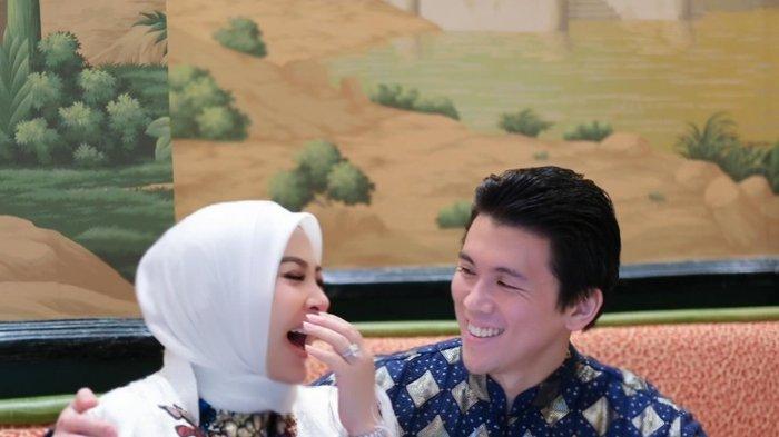 Syahrini dan Reino Barack.