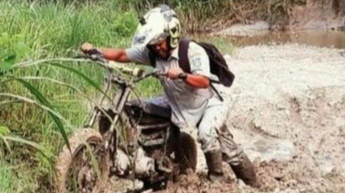 Perjuangan Andik Santoso saat Menempuh Jalur Curam untuk Menuju ke Sekolah di SDN Jipurapah Jombang