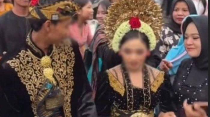 PERNIKAHAN ANAK - Foto istimewa yang diunduh dari situs TribunLombok.com pada Jumat (23/5/2025), menunjukkan pasangan pelajar SMP dan SMK di Lombok Tengah saat acara pernikahan. Video pernikahan sepasang pengantin di bawah umur itu, viral di media sosial.