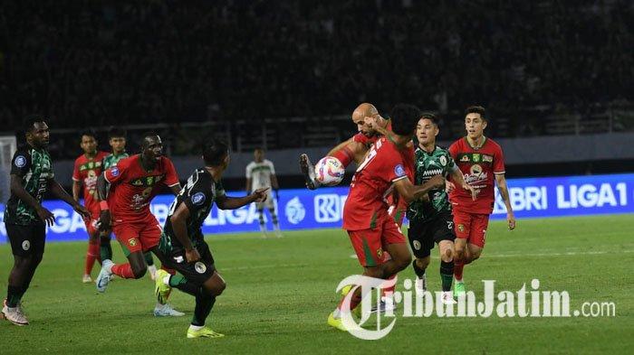 Persebaya Surabaya berhasil menumbangkan PSS Sleman dengan skor 1-0 di Stadion Gelora Bung Tomo (GBT) Surabaya, Minggu (11/8/2024) malam. Gol kemenangan skuad Bajul Ijo pada laga pekan pertama Liga 1 2024/2025 Persebaya vs PSS Sleman diciptakan oleh Bruno Moreira di menit 78 melalui tendangan penalti.
