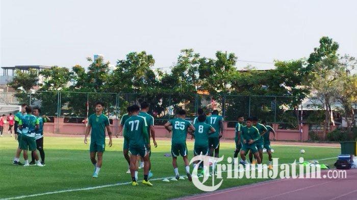 Persebaya Surabaya kembali menggelar latihan tim di Lapangan Thor, Surabaya, Jumat (30/8/2024) sore. Ini merupakan latihan pertama pasca libur tim selama lima hari.