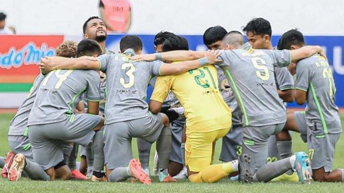 Persebaya Surabaya saat hadapi PSIS Semarang di Stadion Jatidiri Semarang, Minggu (16/7/2023). 

