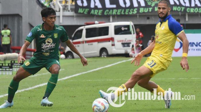 Pemain Barito Putera, Murilo Mendes (kanan) berhadapan dengan pemain Persebaya Surabaya, Catur P (kiri) pada pertandingan Persebaya vs Barito Putera di Stadion Gelora Bung Tomo (GBT) Surabaya, Sabtu (8/7/2023).