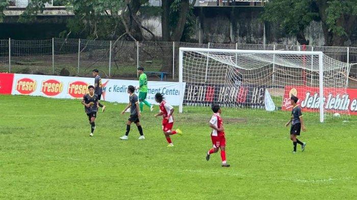Persedikab Kediri melawan Malang United di Babak 32 Besar Liga 4 Jatim 2025 di Stadion Canda Bhirawa, Pare, Senin (20/1/2025) sore.
