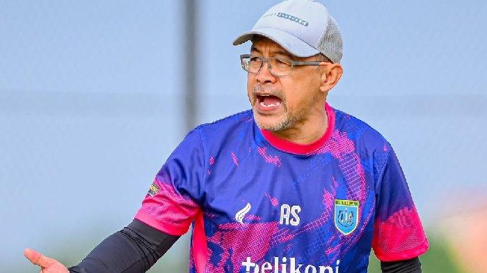 PERSIAPAN SERIUS: Pelatih Persela, Aji Santoso saat memimpin latihan tim di Lamongan. Persela menatap Championship 2025/2026 cukup serius demi target promosi ke Super League.