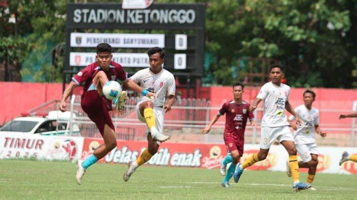 PERTANDINGAN - Persewangi Banyuwangi melawan PS Mojokerto Putra dalam pertandingan yang berlangsung di Stadion Ketonggo Ngawi, Jumat (21/2/2025). Persewangi lolos ke babak final Liga 4 Jatim.