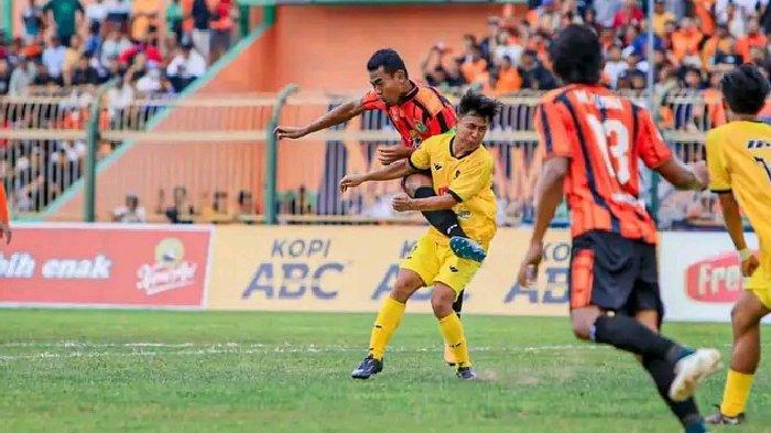 Persibo Bojonegoro (jersey oranye) saat tanding lawan Inter Pemuda Kediri, Selasa (5/12/2023) sore.