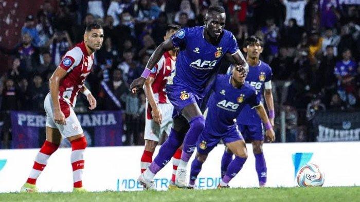 Persik Kediri harus takluk di kandang Persis Solo 1-2, saat melakoni laga pekan ke-25 Liga 1 2023/2024 Persis Solo vs Persik Kediri di Stadion Manahan Solo, Sabtu (24/2/2024).