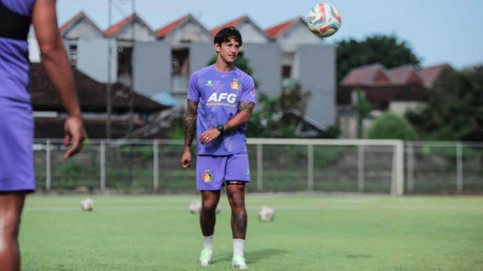 Persik Kediri resmi mendatangkan Irfan Bachdim di bursa transfer paruh musim Liga 1 2023-2024, Senin (20/11/2023).