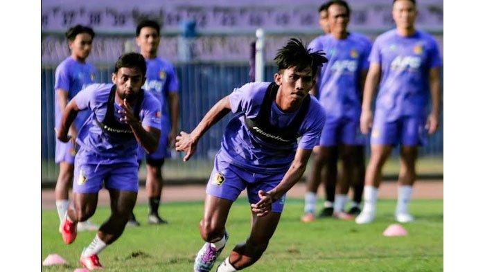 Persik Kediri saat menjalani sesi latihan tim di Stadion Brawijaya Kediri, Rabu (19/7/2023).