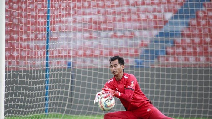 Persik Kediri melepas dua penjaga gawang sekaligus. Dikri Yusron dan Miswar Saputra dipastikan tidak akan berseragam Macan Putih di musim depan.