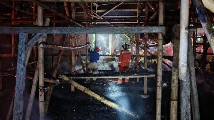 GUDANG TERBAKAR: Personel Damkar melakukan pemadaman Gudang Tembakau terbakar di Desa Sabrang Kecamatan Ambulu, Jember Jawa Timur, Kamis dini hari (24/4/2025) Kerugian material kebakaran gudang tembakau ini capai Rp 60 juta.