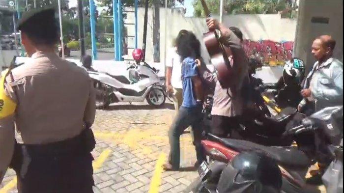 Personel Satuan Samapta Polres Bangkalan menggelandang pengamen berinisial RD usai terlibat keributan di halaman parkir sebuah toko modern di kawasan Stadion Gelora Bangkalan, Jalan Soekarno-Hatta, Rabu (22/11/2023)