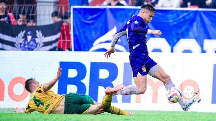 IMBANG - Pertandingan Persik vs Persebaya pada pekan ke-31 Liga 1 2024/2025 di Stadion Brawijaya Kediri, berakhir imbang 3-3, Senin (5/5/2025). Hasil ini menambah panjang rekor tanpa kemenangan Persik Kediri dalam 13 laga terakhir.