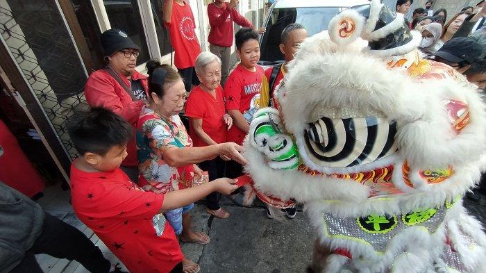 Pertunjukan barongsai mengisi perayaan tahun baru Imlek di Kampung Tambak Bayan Surabaya yang berjalan semarak, Minggu (22/1/2023).