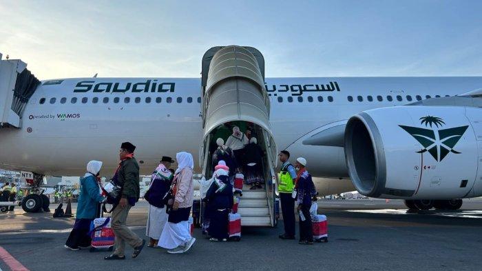 Pesawat Saudi Arabia Airlines saat terparkir di Bandara Juanda. Pesawat ini akan mengantarkan ratusan CJH untuk terbang ke Makkah, Minggu (12/5/24).
