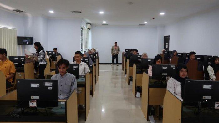 SNBT 2025 - Peserta Ujian Tulis Berbasis Komputer Seleksi Nasional Berbasis Tes (SNBT) di Universitas Jember, Jawa Timur, Sabtu (26/4/2025).