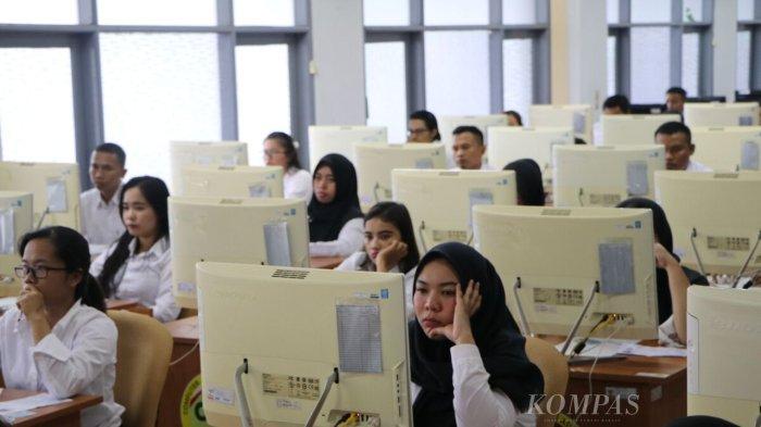 Ilustrasi peserta mengikuti ujian seleksi CPNS 2024 dengan sistem computer assisted test (CAT).