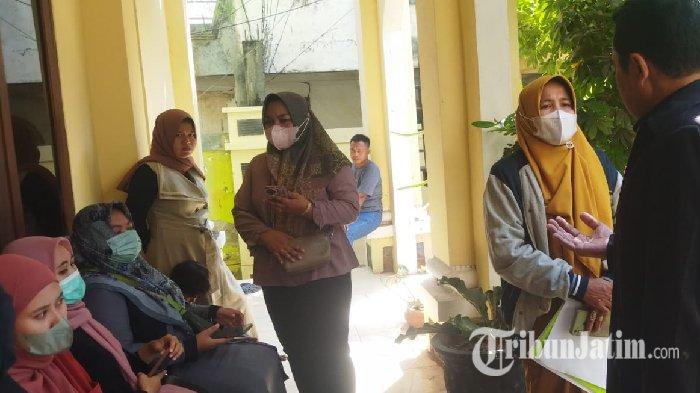 Peserta perangkat desa asal Desa Bogorejo, Kecamatan Merakurak, protes terkait tes perangkat desa.