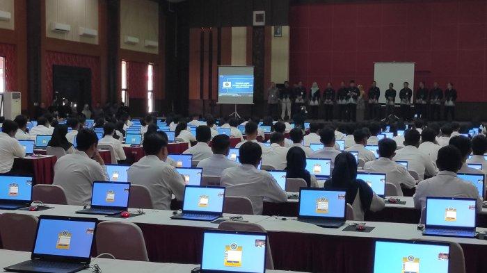 Peserta seleksi CPNS Kota Blitar mengikuti tes SKD di Gedung Kesenian Aryo Blitar, Kota Blitar, sesi kedua, Sabtu (2/11/2024).