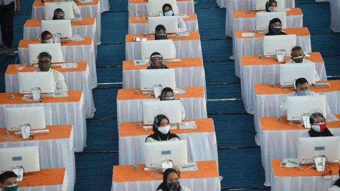 Peserta tes seleksi kompetensi dasar calon pegawai negeri sipil (CPNS) Kota Surabaya bersiap mengerjakan soal di GOR Pancasila, Surabaya, Jawa Timur, Selasa (21/9/2021).