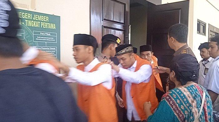 Pesilat PSHT terdakwa penganiayaan polisi jalani sidang di PN Jember,  Senin (14/10/2024) dalam artikel berjudul 'Sidang Perdana Kasus Pesilat Keroyok Polisi di Jember, 11 Pesilat PSHT Dihadirkan'