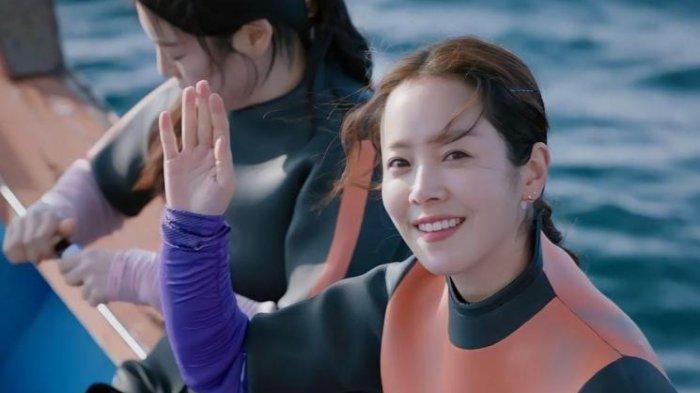 Pesona Han Ji Min di drama Korea Our Blues.